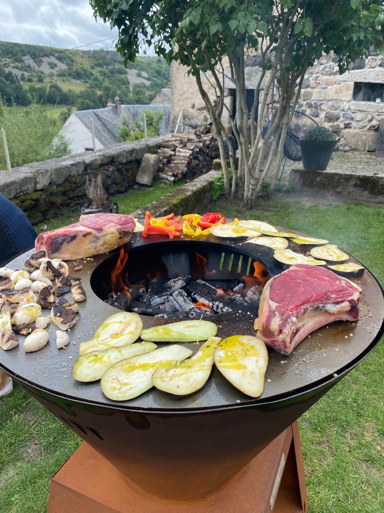 La Cure Grande Maison De Charme De 2 A 14 Personnes Saint-Urcize Esterno foto